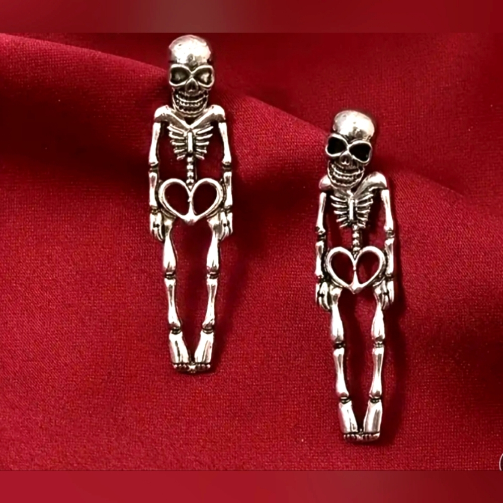 HOT TOPIC UNISEX Y2K VIBE SILVERTONE SKELETON EARRINGS NWOT